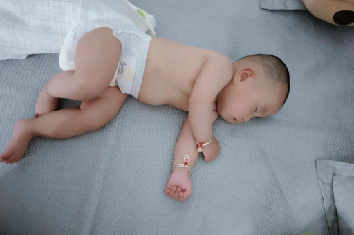 华容几个月宝宝可以竖抱